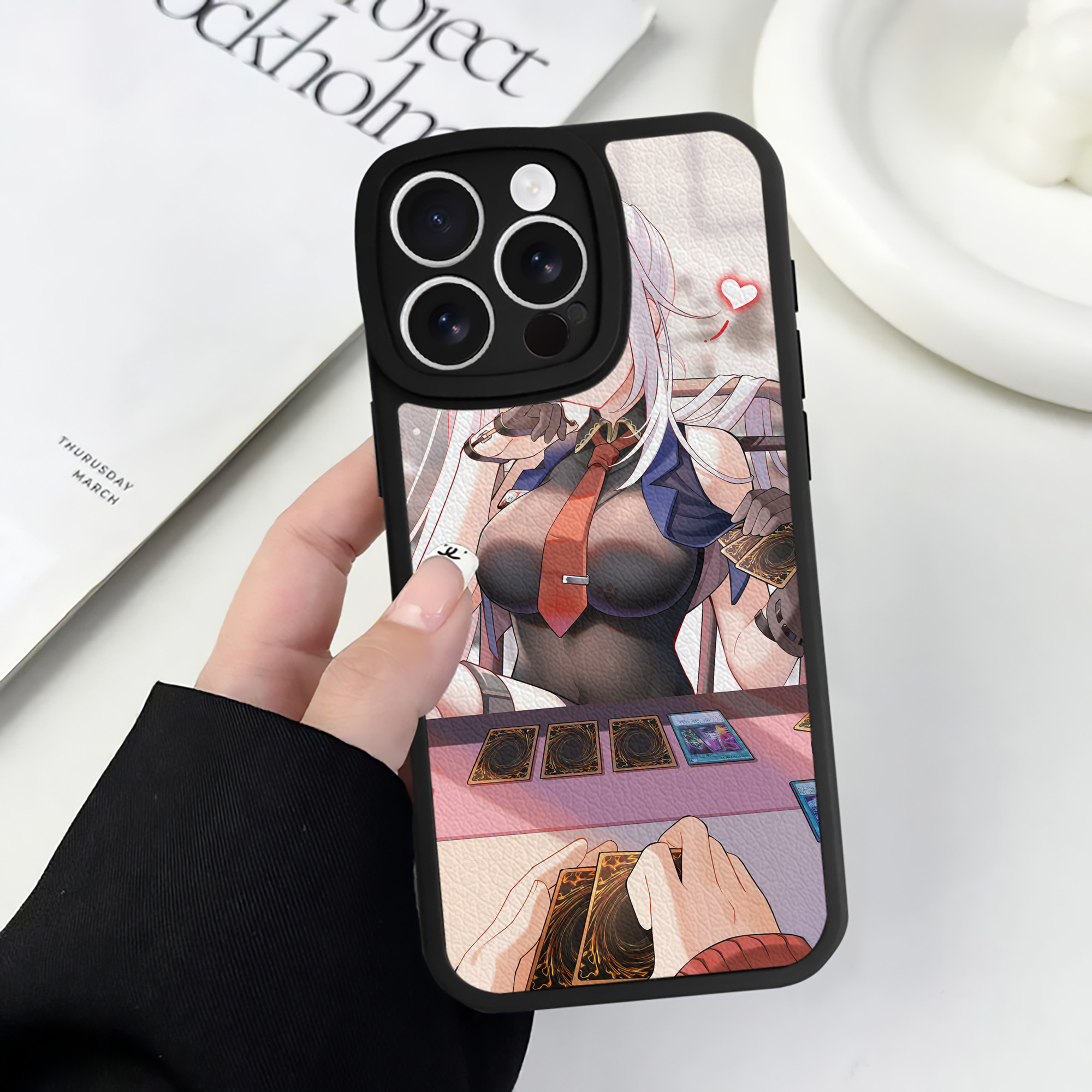 （画像用） 遊☆戯☆王 Yu-Gi-Oh! 【iPhone 16シリーズ対応】シリコンスマホケース（レザー調） 材質：シリコン